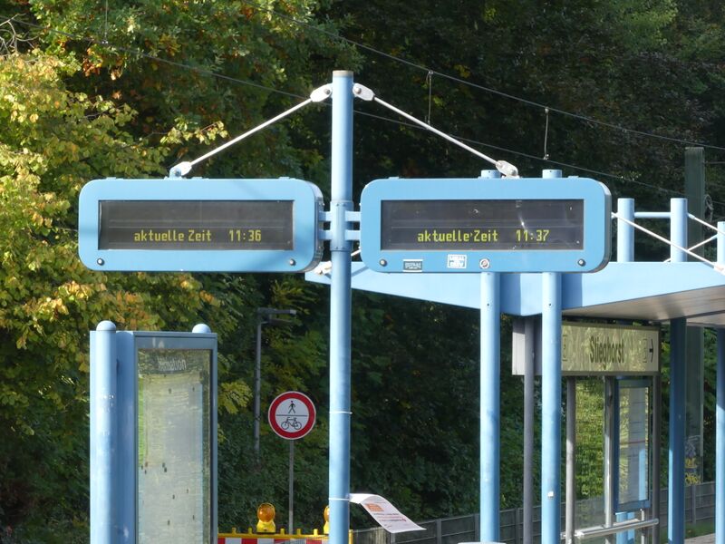 Datei:STZ Abfahrtsanzeige 10.22 ohneAbfahrten Baustelle.jpg