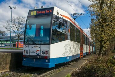 02.04.2023 M8D 568 Haltestelle BHS Einstieg.jpg