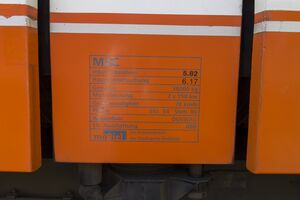 Die Zulassungsdaten von Wagen 516 am Drehkranz zwischen zwei Fahrzeugsegmenten