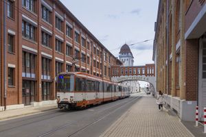 M8C 540 am 08.05.2021 auf der Linie 1 Richtung Schildesche in der Nikolaus-Dürkopp-Straße unter dem Dürkoppbogen