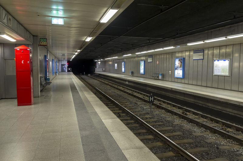 Datei:BES Bahnsteig Richtung HBF.jpg